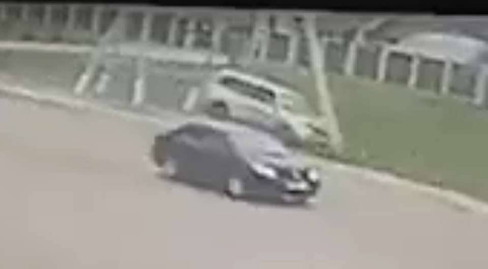 Как автомобилист снёс столб под Воронежем, попало на видео