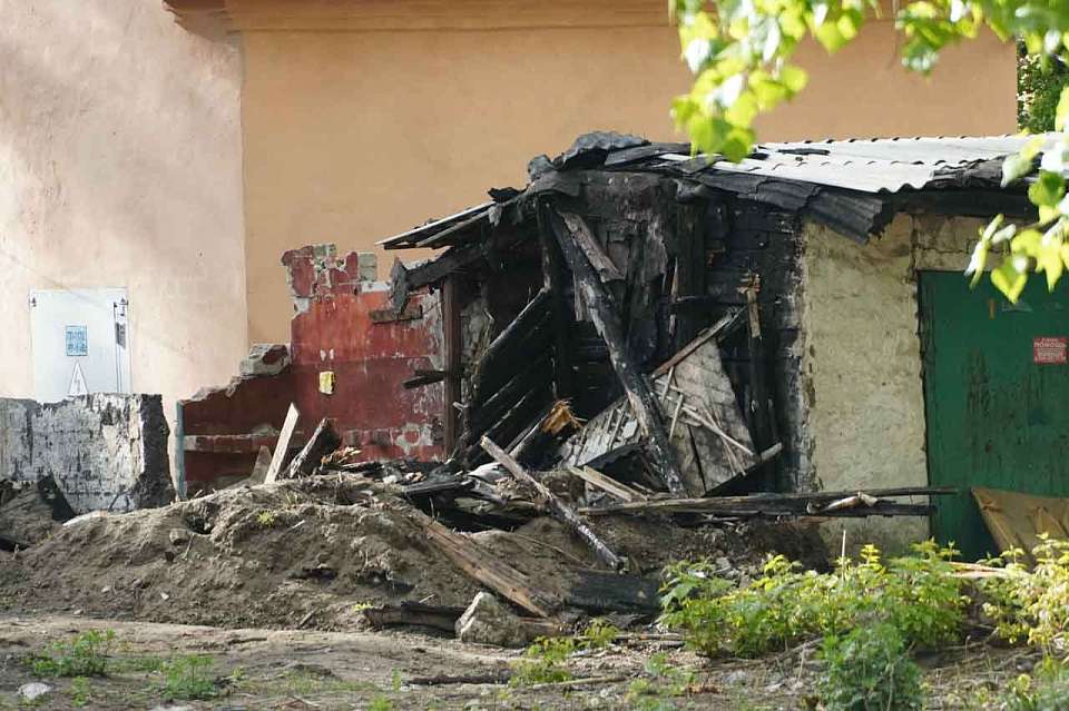 Мужчину и женщину госпитализировали с ожогами после пожара в Воронеже
