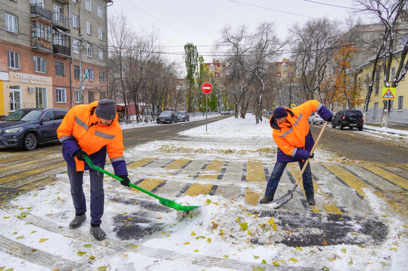 Наледь на улицах Воронежа могла образоваться из-за опоздания выпуска коммунальной техники