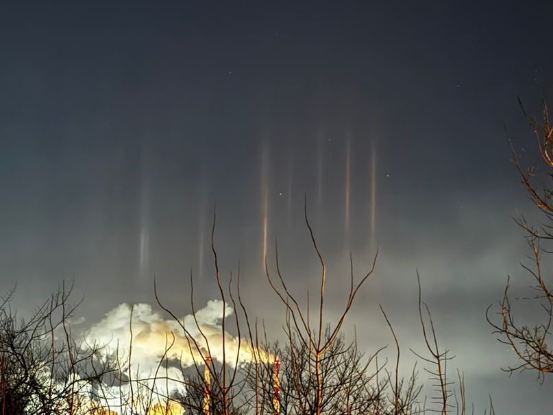 Световые столбы заметили горожане в небе над Воронежем