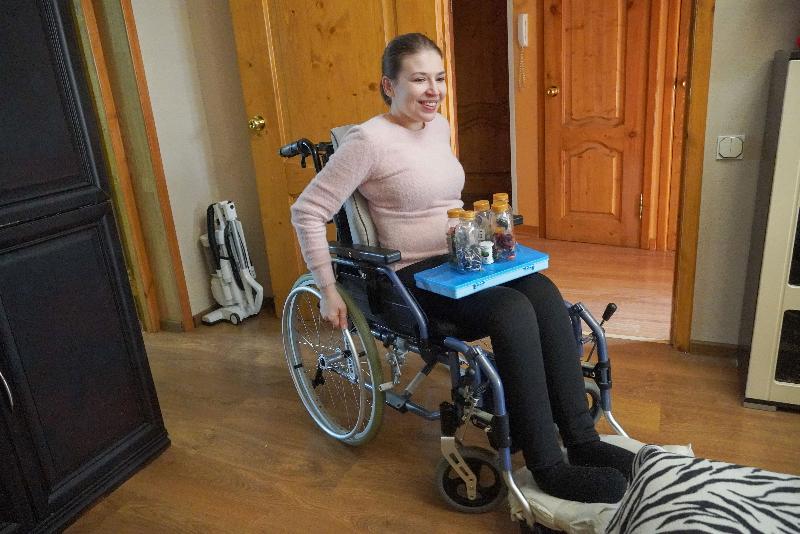 Добрая медсестра позволяет себя ебать инвалиду колясочнику - порно фото