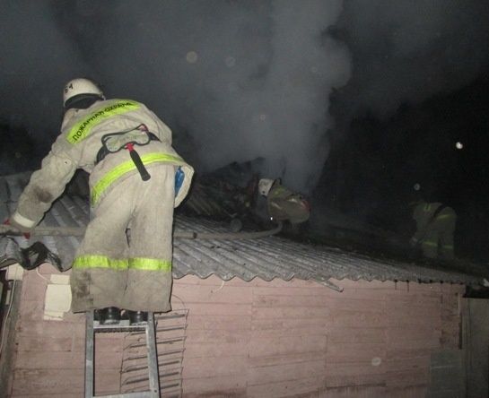 В новогоднюю ночь 12 пожарных тушили загоревшуюся постройку на окраине Воронежа
