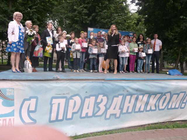 С букетами ромашек: в Ленинском районе Воронежа отметили великий семейный праздник