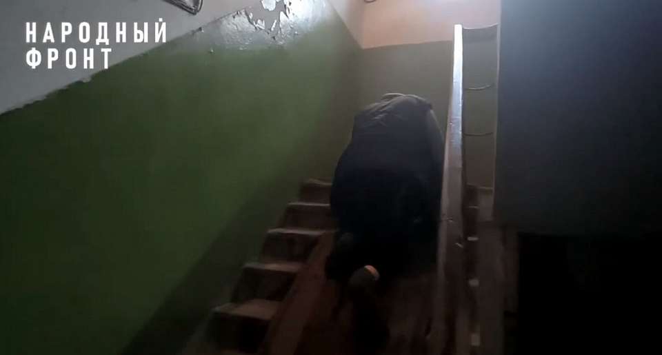 Историей о спускающемся ползком по лестнице воронежском инвалиде заинтересовался Бастрыкин