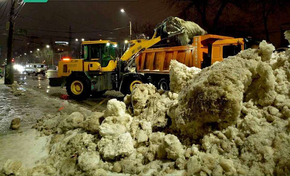Еще свыше 9,5 тыс. кубометров снега вывезли за ночь с улиц Воронежа