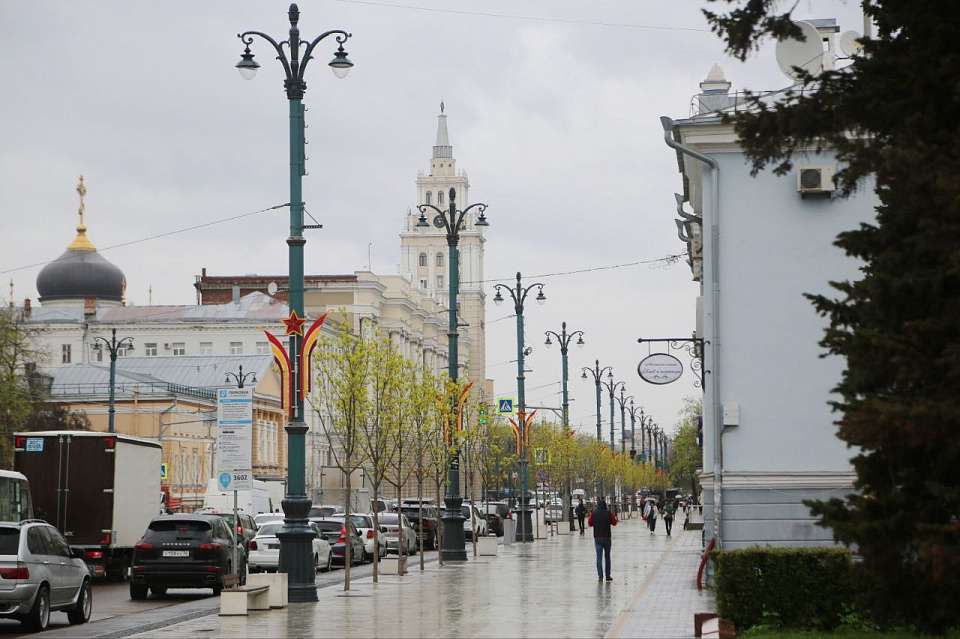 Над проспектом Революции в Воронеже открылось «чистое небо» и появились лавочки у памятника Никитину
