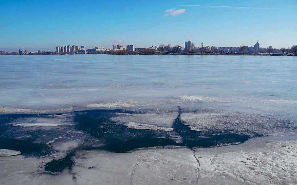 На водохранилище погиб провалившийся под лед 71-летний рыбак в Воронеже