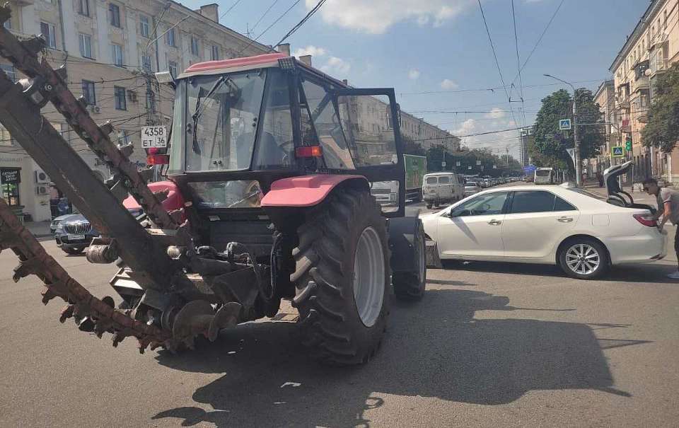 Трактор столкнулся с автомобилем «Тойота» в центре Воронежа
