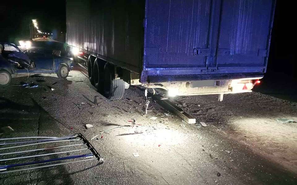 В ДТП с фурой погибла 55-летняя пассажирка легковушки в Воронежской области