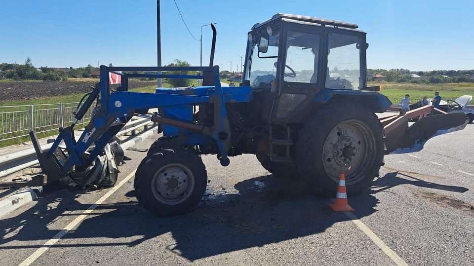В столкновении «Лады» с трактором «Беларусь» пострадал 16-летний житель Воронежской области