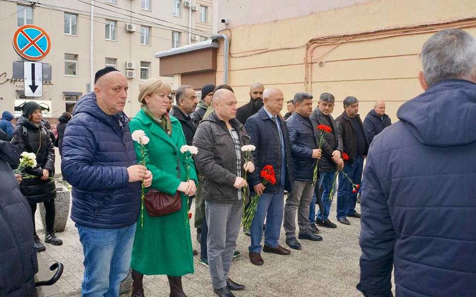Воронежцы разных национальностей у стихийного мемориала погибшим в теракте прокомментировали трагедию в «Крокусе»
