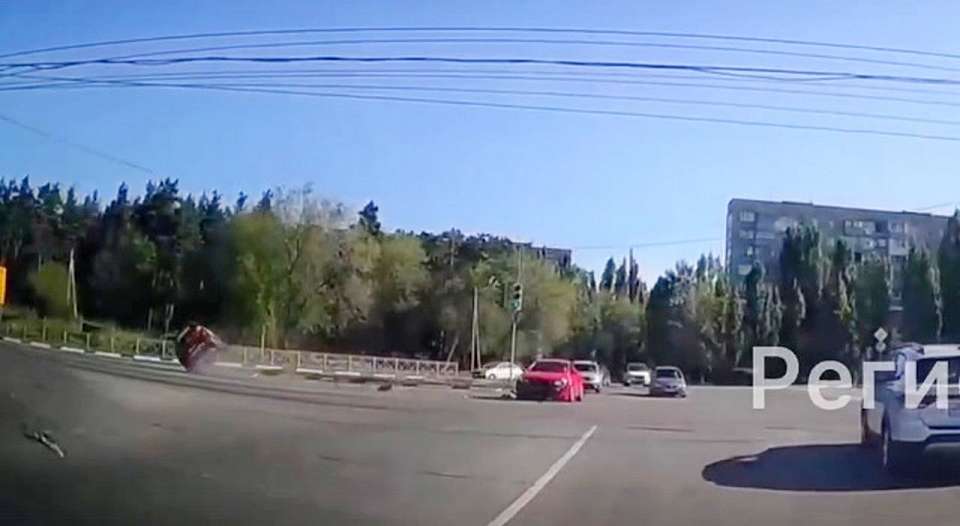 Момент ДТП с перевернувшимся Renault на проспекте Патриотов в Воронеже попал на видео