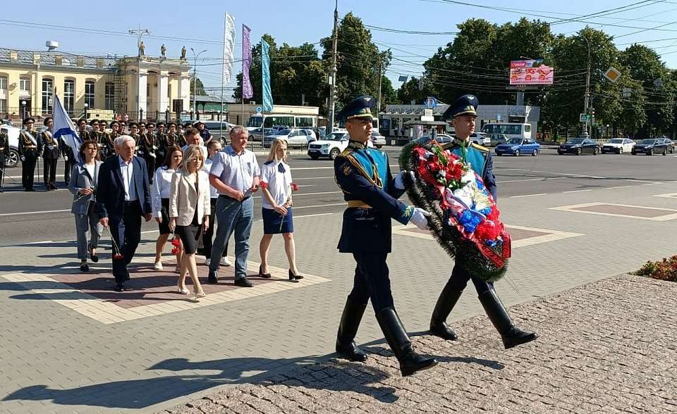 В  Центральном районе в День памяти и скорби прошли торжественные церемонии возложения венков и цветов