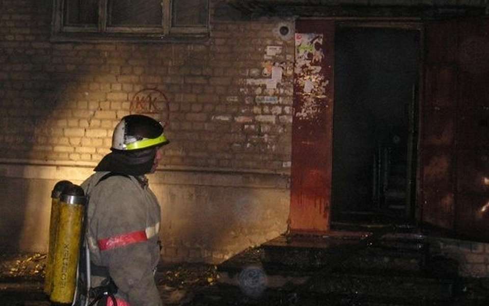Ночью из горящей квартиры пожарные спасли 4 человек в Воронеже