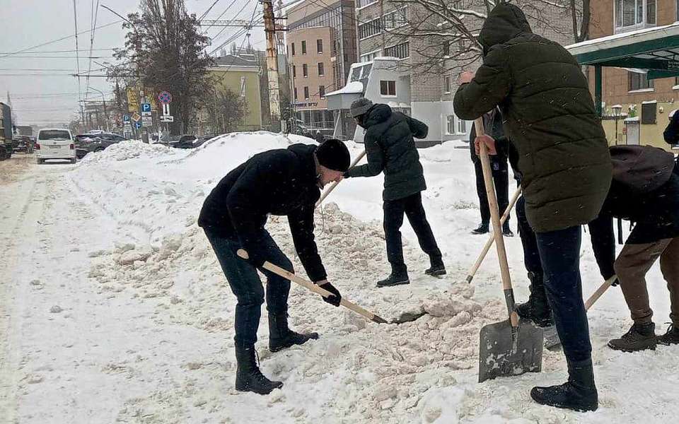 Студенты ВГТУ и Академии правосудия с начала недели выходят на расчистку снега в Воронеже 