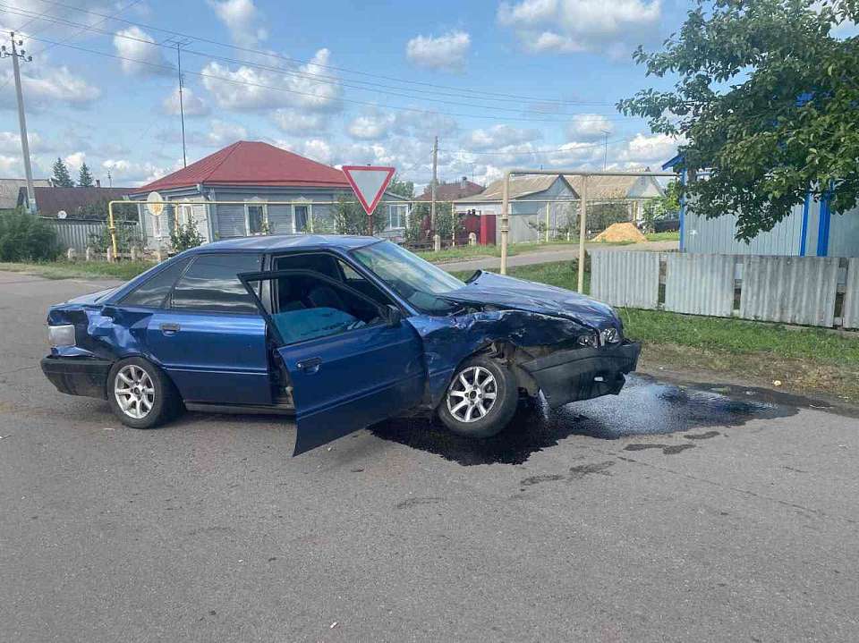 В столкновении Mitsubishi и Audi пострадали двое воронежцев