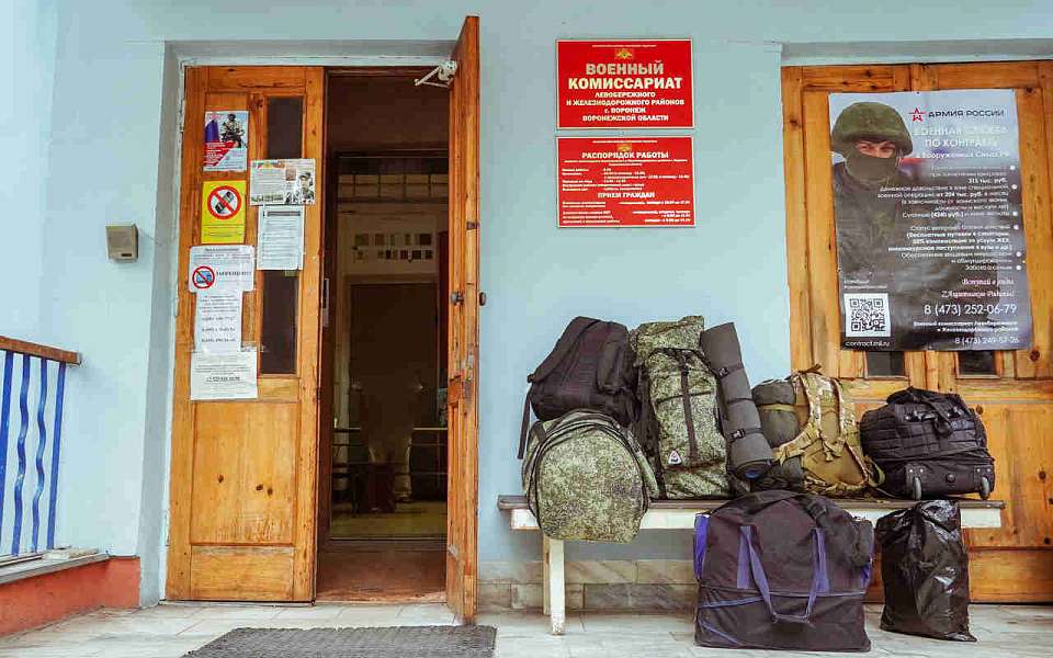 Главы районов Воронежа проводили к месту службы бойцов, заключивших контракты с Минобороны