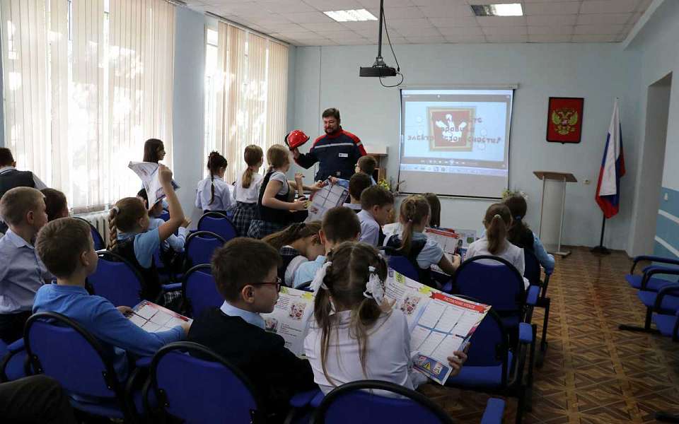 Энергетики «Воронежэнерго» провели урок по электробезопасности для третьеклассников