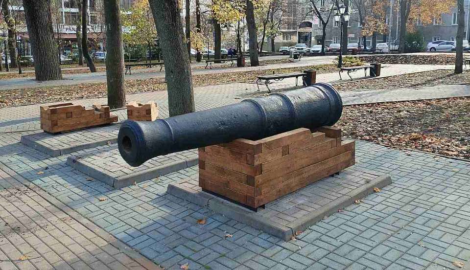 Отремонтированные пушки XVIII века вернули в Петровский сквер в Воронеже