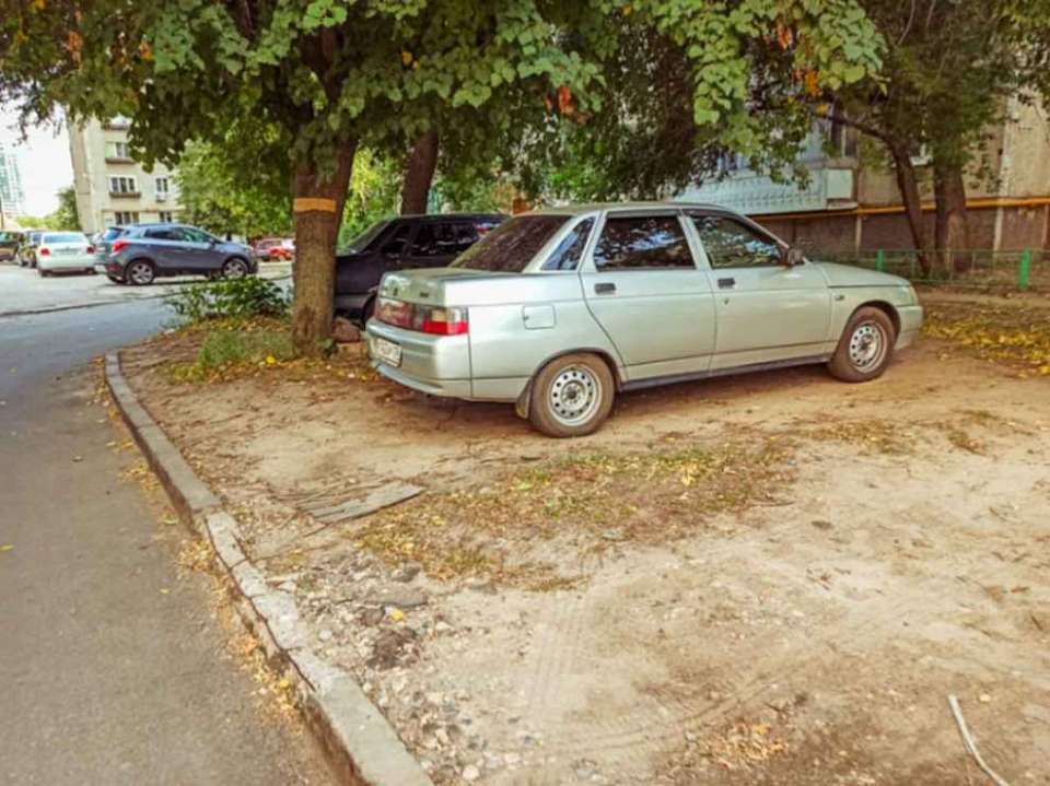 За падение штукатурки на автомобиль более 100 тыс. рублей высудила у УК жительница Воронежа