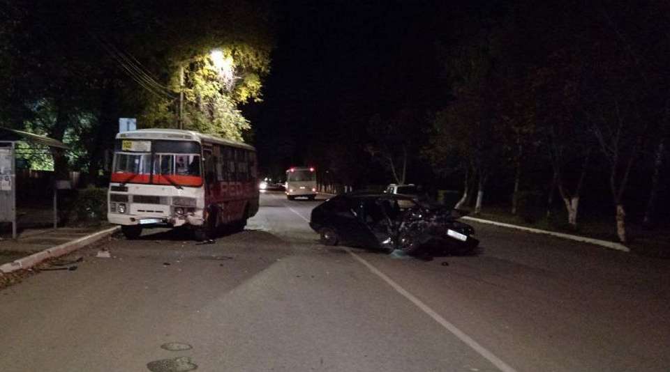 Пострадали 5 человек в лобовом столкновении легковушки с автобусом под Воронежем