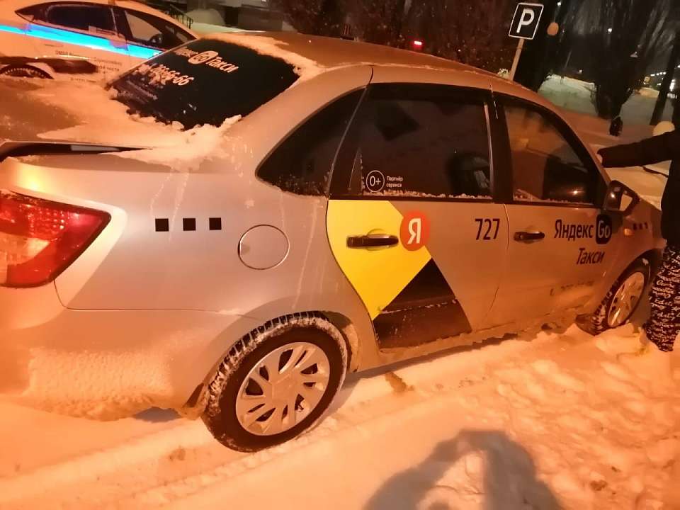 Таксист в Воронежской области сбил 17-летнюю девушку 