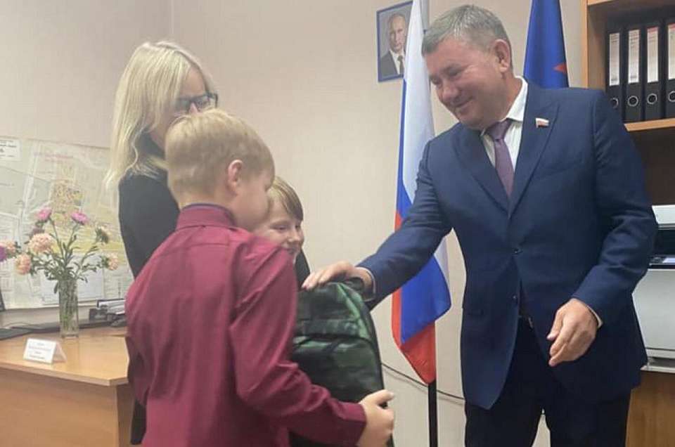 Депутаты «Единой России» принимают активное участие в акции «Собери ребенка в школу»