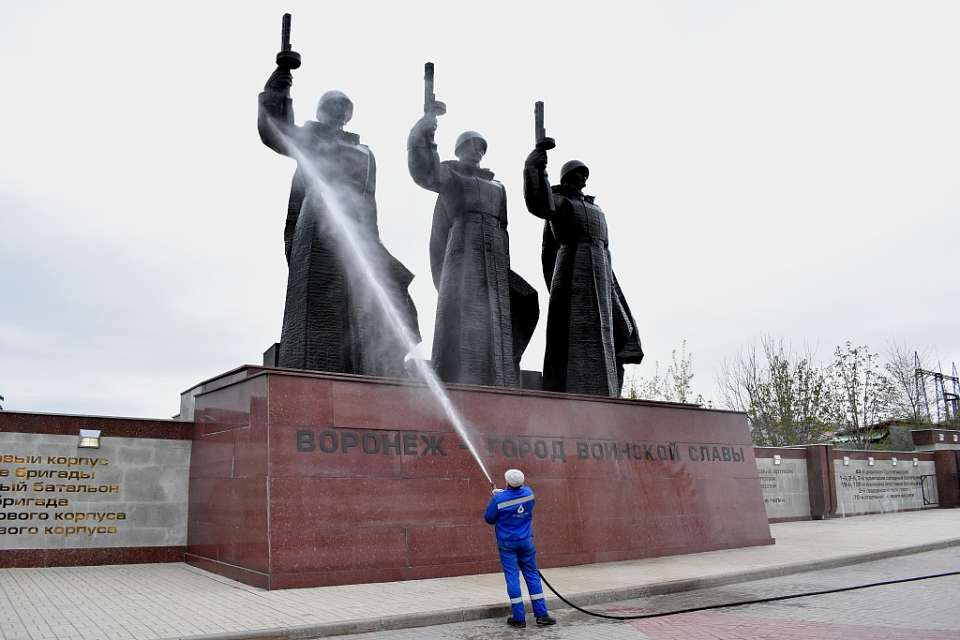 В неделю исторической памяти в Воронеже мыли памятники