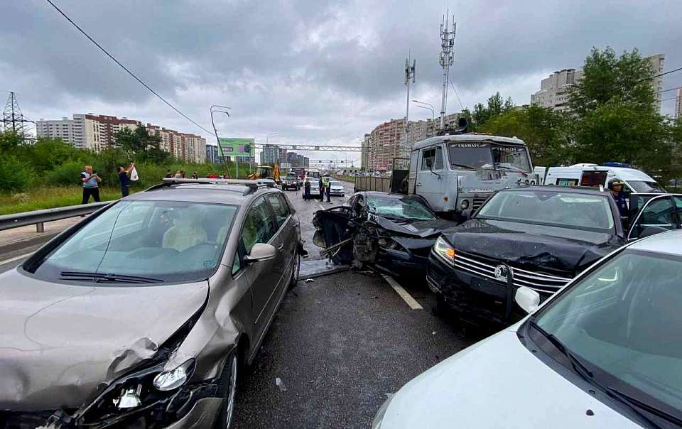Массовое ДТП с 10 автомобилями произошло на Антонова-Овсеенко в Воронеже