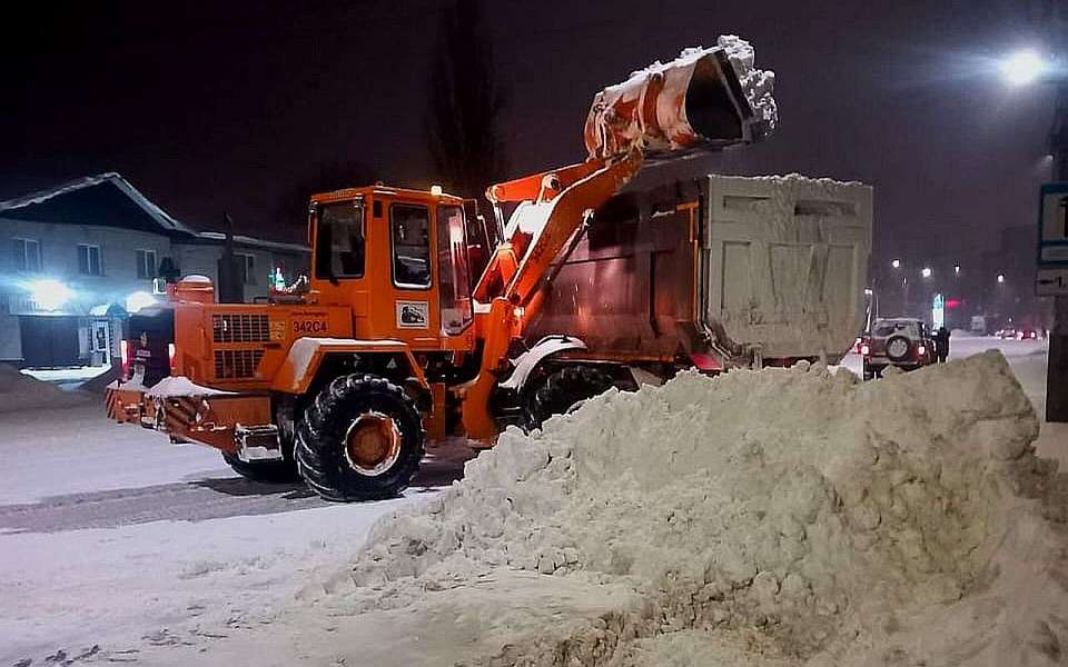 В круглосуточном режиме убирают снег в городе воронежские коммунальщики