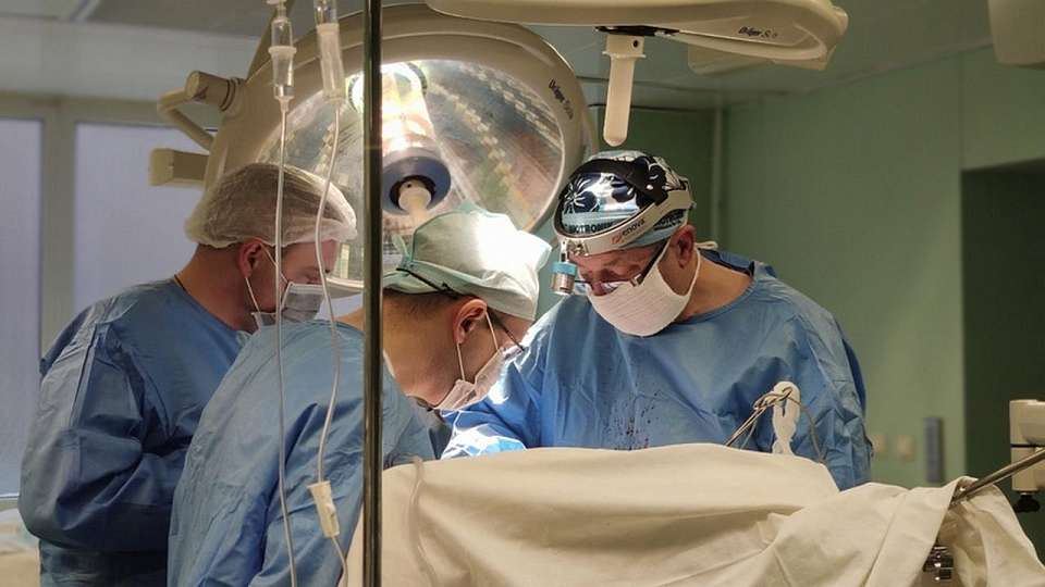 Воронежские кардиохирурги провели 8-часовую операцию и спасли многодетную мать 