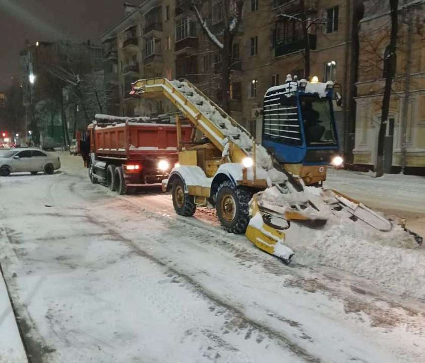 С последствиями снегопада в Воронеже ночью будут бороться свыше 200 единиц техники
