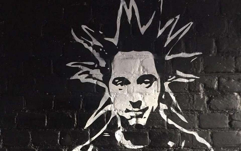 В Воронеже уничтожили граффити с легендами рок-н-ролла у бара «Хлам»