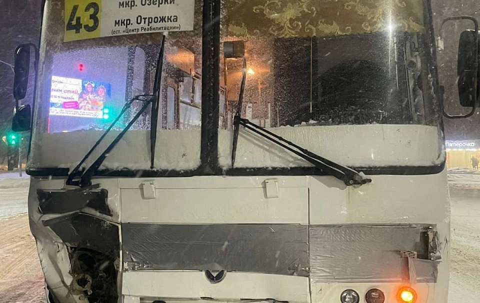 В ДТП с маршрутным автобусом пострадали 4 человека в Воронеже