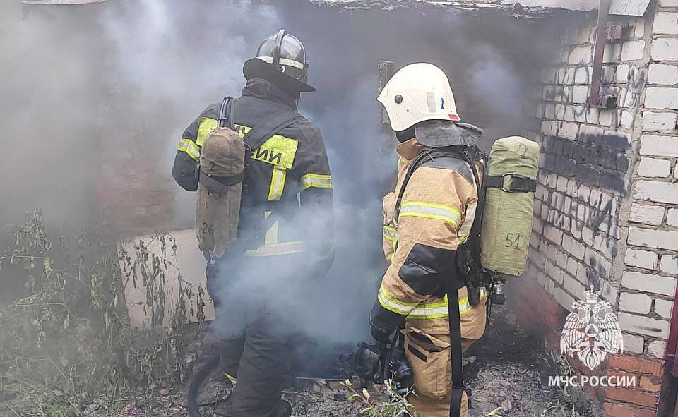 Труднодоступность и провода под напряжением мешали тушению пожара в центре Воронежа