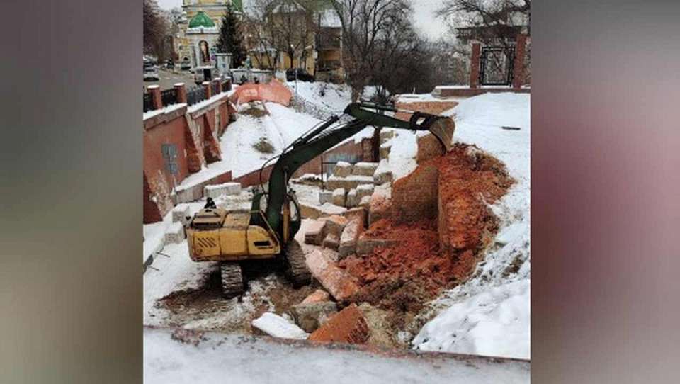 Работы по восстановлению части подпорной стены Каменного моста стартовали в Воронеже