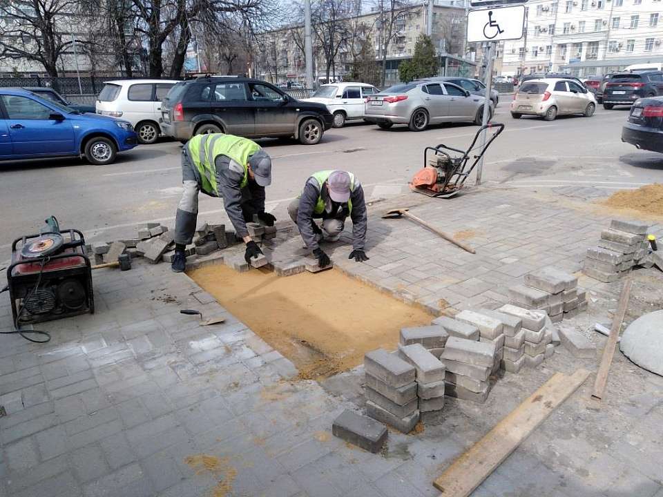 В Ленинском районе ремонтируют тротуары в центре Воронежа