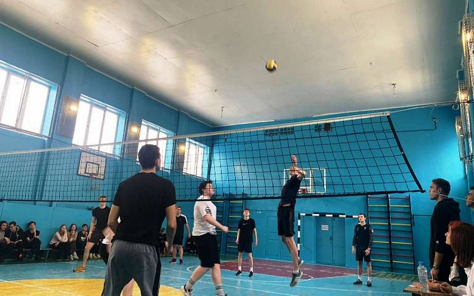 В Ленинском районе проходят соревнования по волейболу среди юношей
