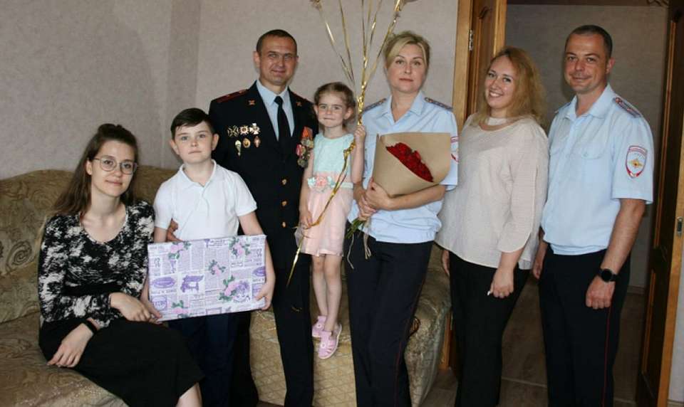 Многодетную семью полицейских поздравили в Воронеже с Днём семьи, любви и верности