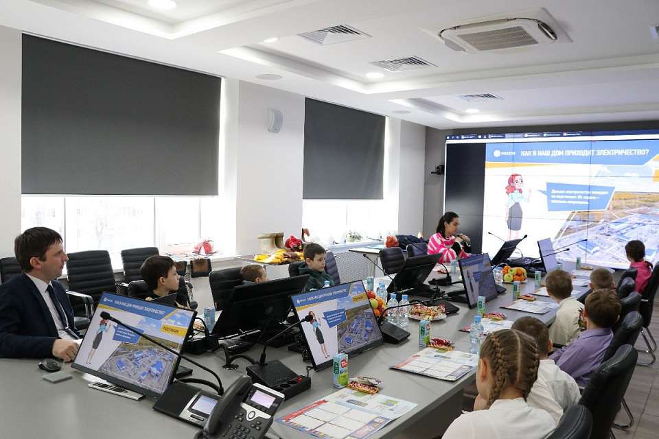 Специалисты «Воронежэнерго» провели урок электробезопасности для детей энергетиков