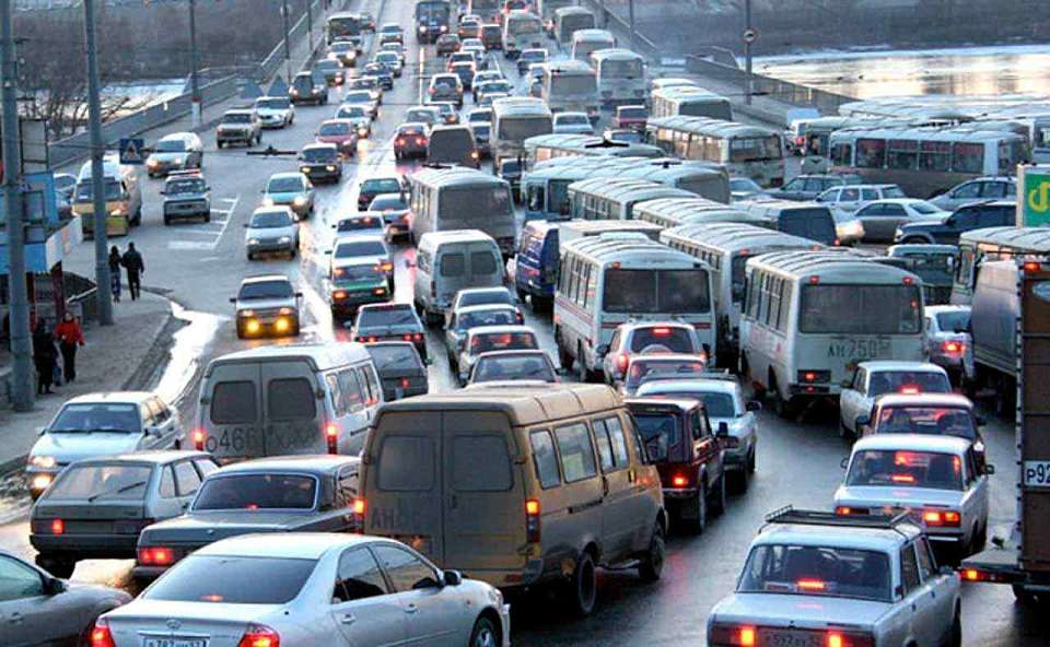 Многокилометровые пробки сковали Воронеж дождливым утром 9 ноября