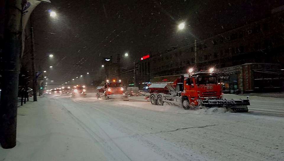 Борьба с последствиями интенсивного снегопада продолжается в Воронеже