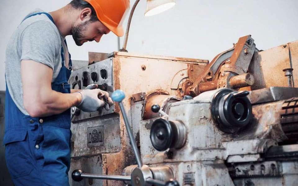 Руку 37-летнего рабочего затянуло в механизм дробильной установки в Воронеже