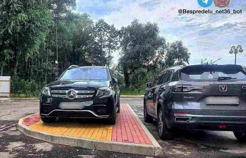 Воронежская ГИБДД оштрафовала водителя Mercedes за нарушение правил парковки