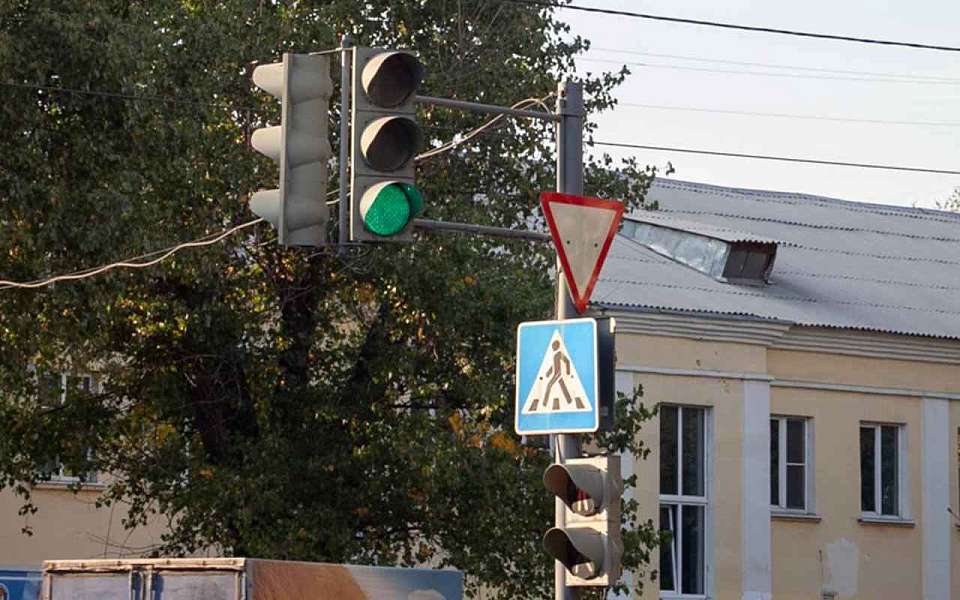 О неработающем светофоре на оживленном перекрестке предупредили воронежцев