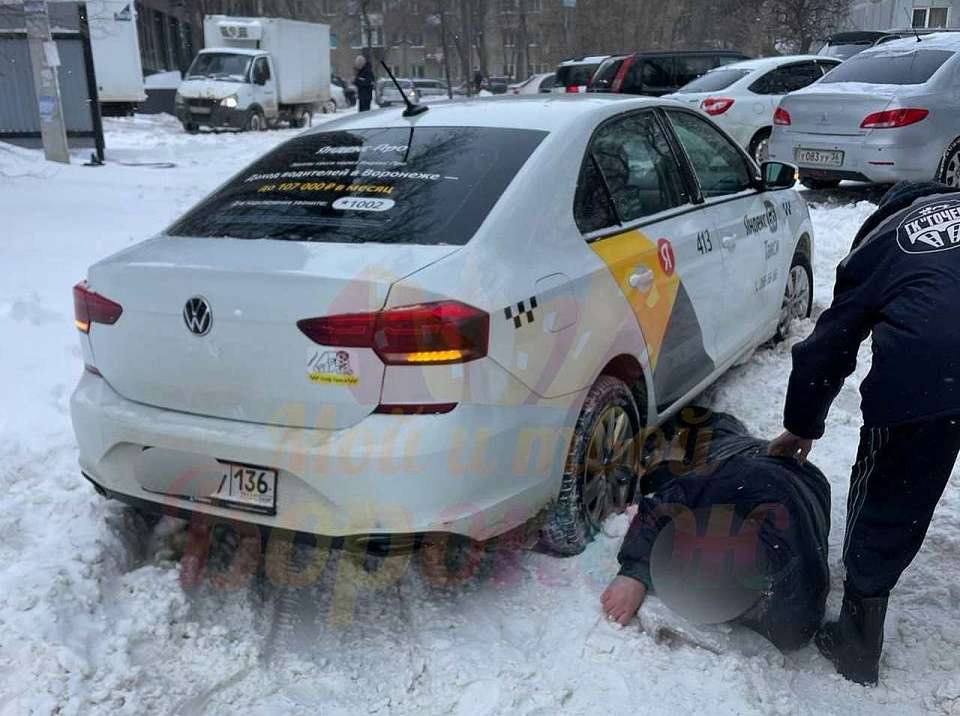Мужчина умер во время расчистки снега в Воронеже