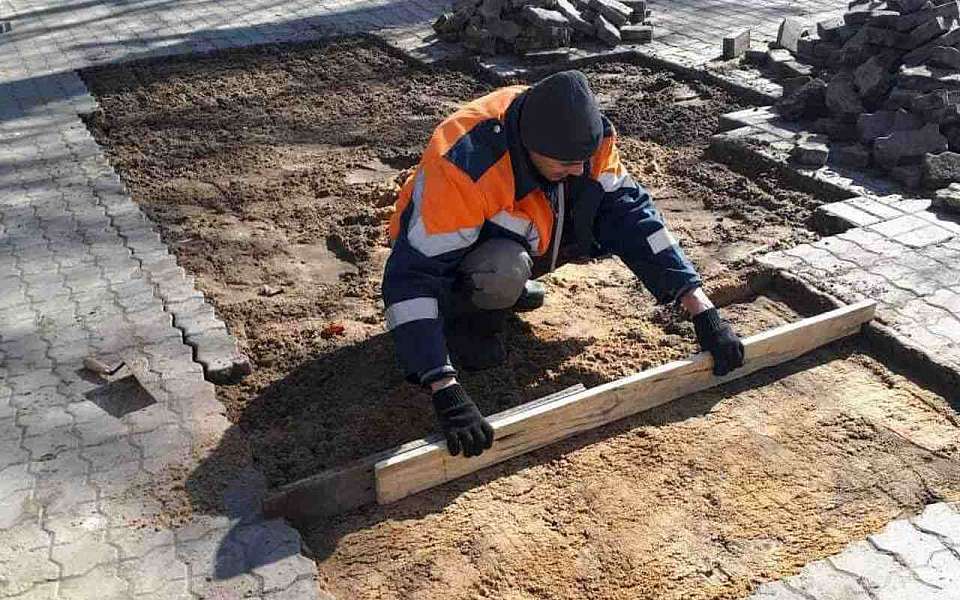 В Ленинском районе приступили к ремонту тротуаров