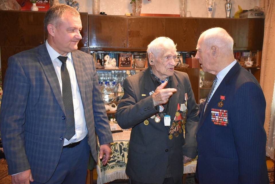 В Центральном районе ветерана войны Ивана Елисова поздравили со 100-летием