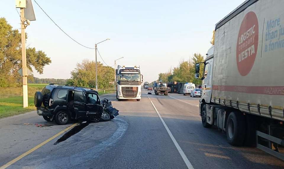 Один водитель погиб, другой – в больнице после наезда грузовика на «Ниву» в Воронежской области