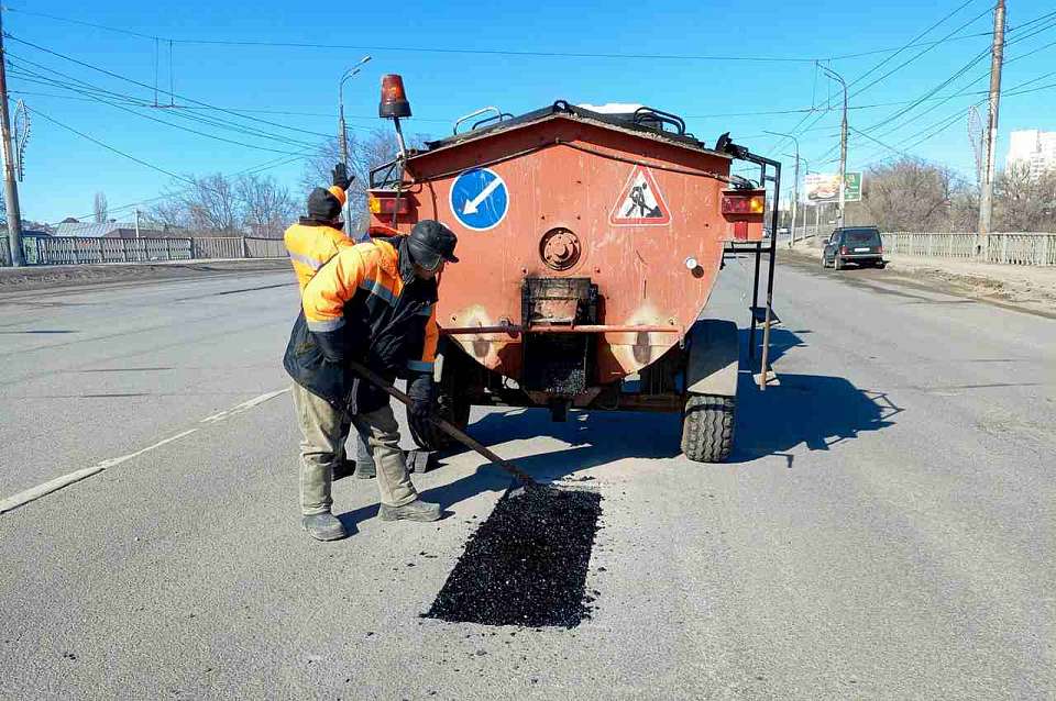 В Ленинском районе устранят 45 дефектов автодорожного покрытия
